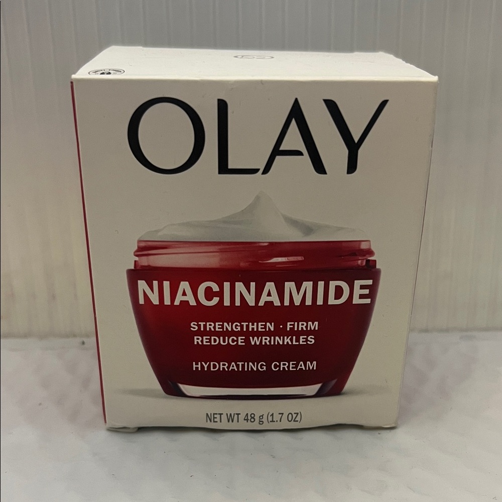OLAY Niacinamide Hydrating Cream - Red and White
